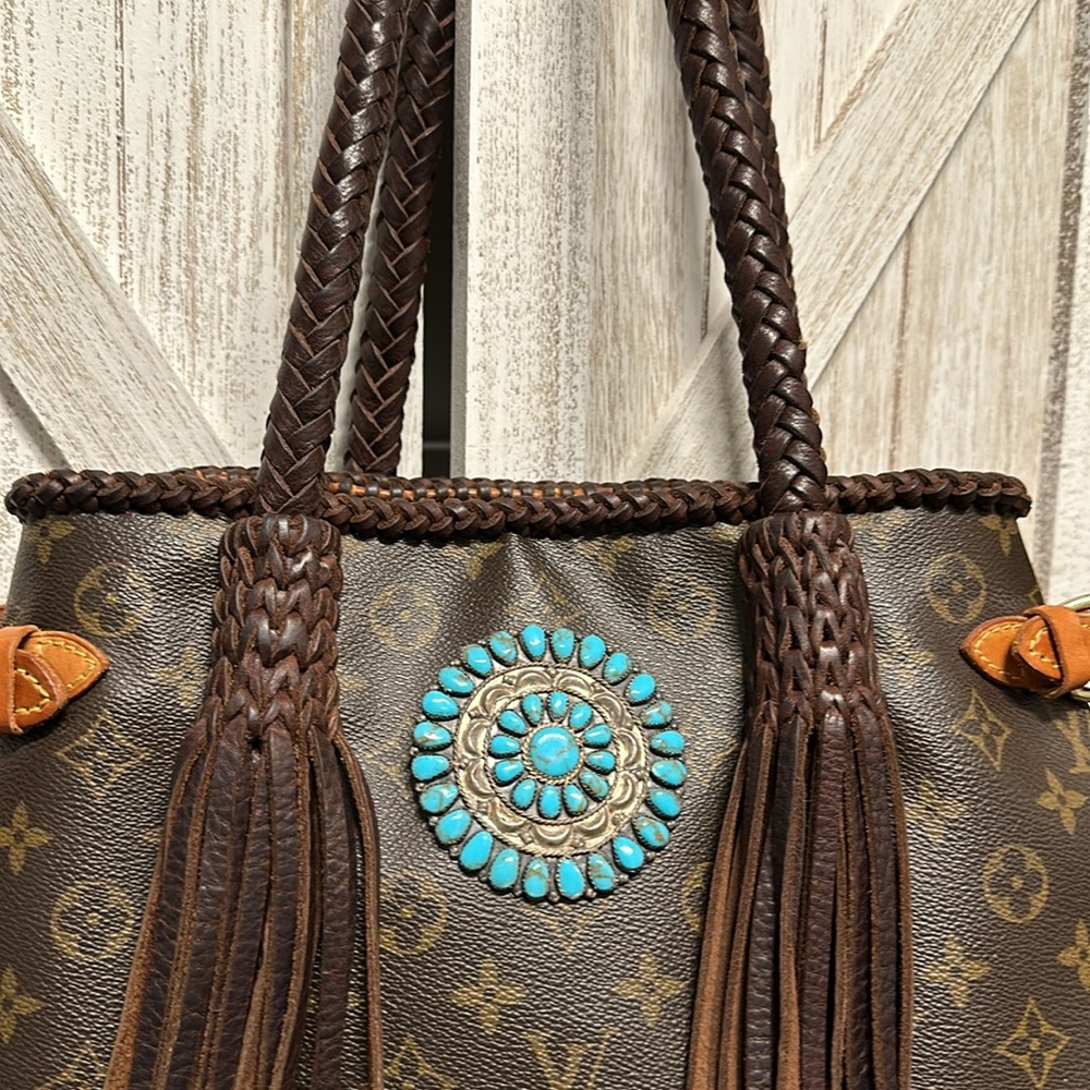 Louis Vuitton Shoulder Bag with Turquoise Accent - Picture 4 of 8